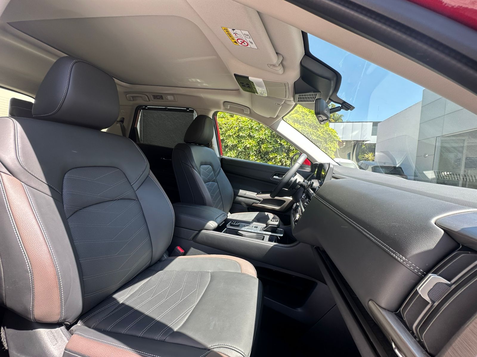 2025 Nissan Pathfinder PLATINUM V6 3.5L 270 CP 5 PUERTAS AUT PIEL BA AA